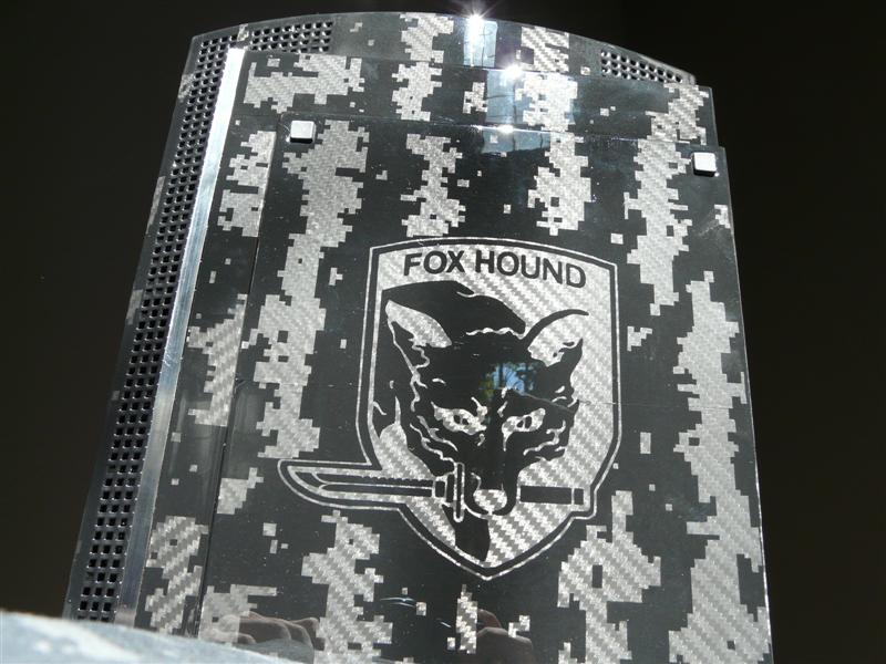 Illustration for article titled Custom Metal Gear Solid 4 PS3 Is Full Of Awesome Substance